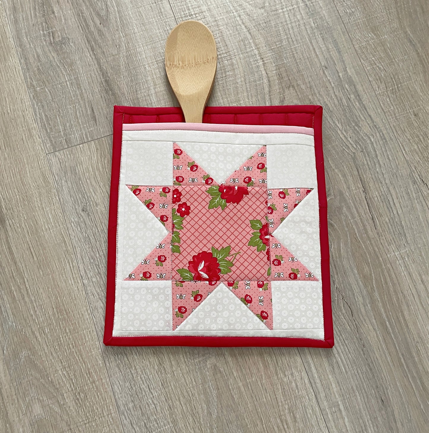 Set of 2 Potholders with Pockets, Floral Star Patchwork, Handmade Kitchen Gift