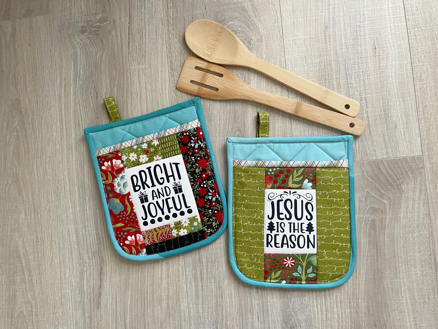 Quilted Christmas Potholder Set of 2: Holiday Kitchen Gift with Pocket