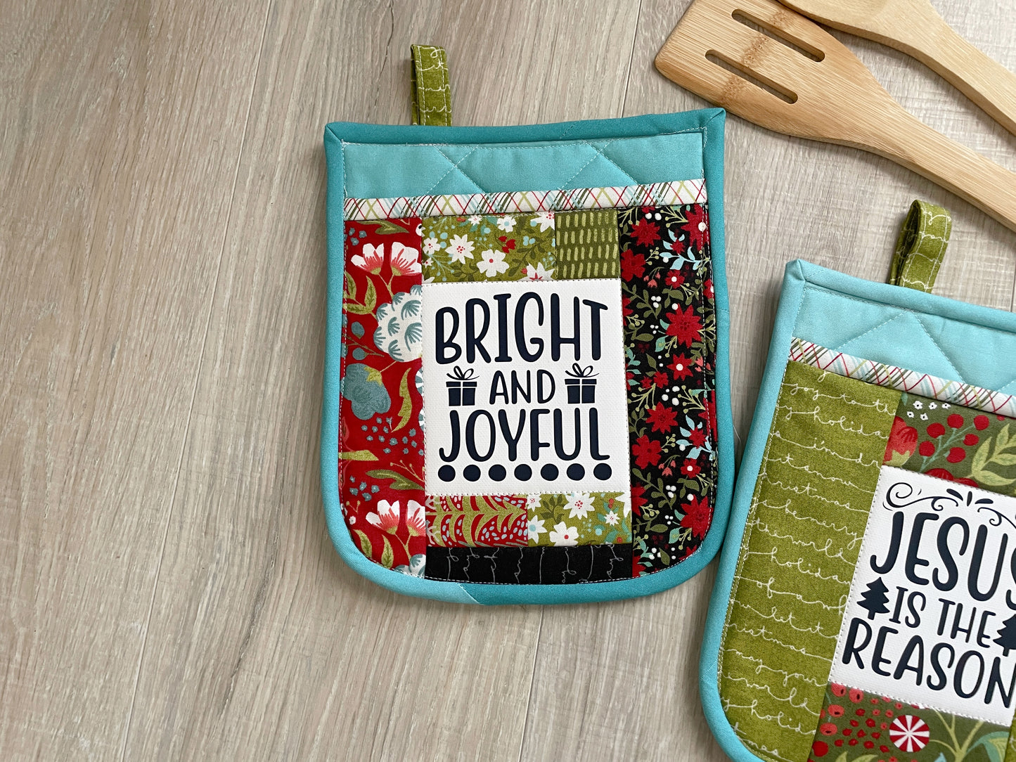 Quilted Christmas Potholder Set of 2: Holiday Kitchen Gift with Pocket