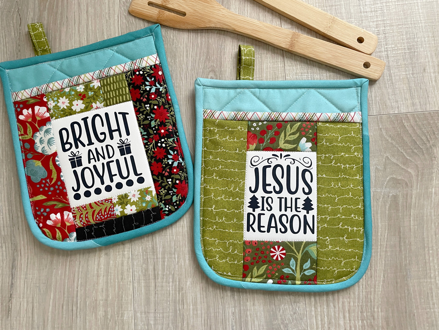Quilted Christmas Potholder Set of 2: Holiday Kitchen Gift with Pocket
