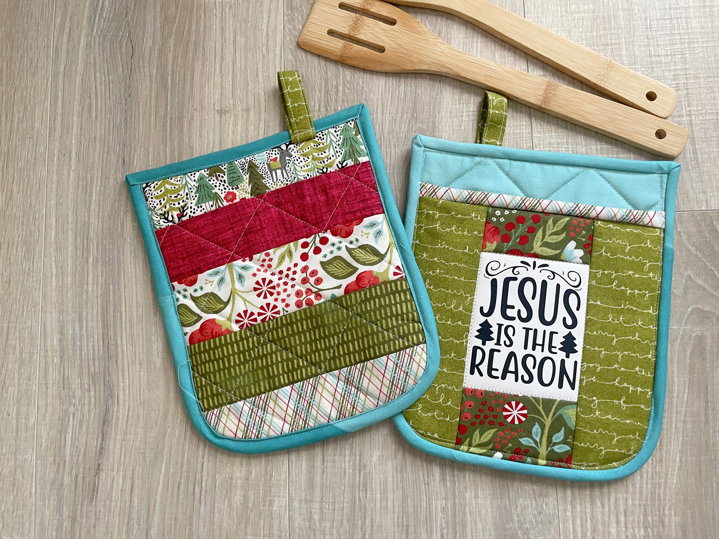Quilted Christmas Potholder Set of 2: Holiday Kitchen Gift with Pocket