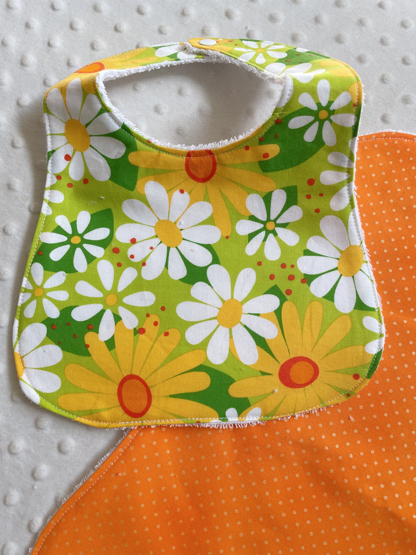 Adorable Retro Daisy Baby Girl Bib and Burp Cloth Set - Perfect Baby Shower Gift