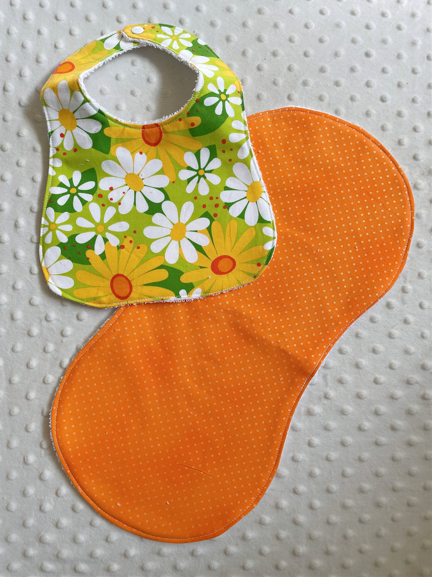 Adorable Retro Daisy Baby Girl Bib and Burp Cloth Set - Perfect Baby Shower Gift