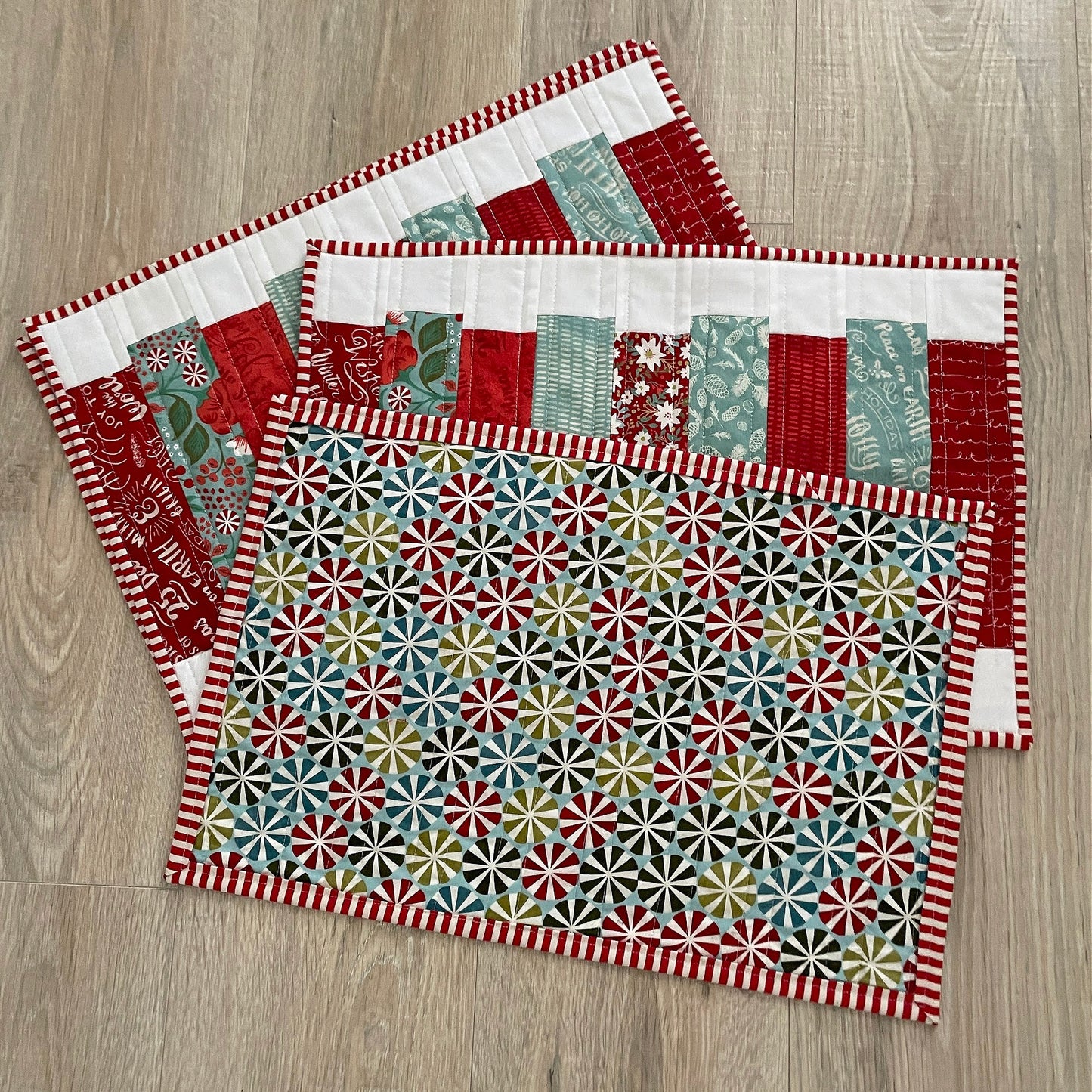Quilted Christmas Placemats, Set of 4 Modern Kitchen Décor