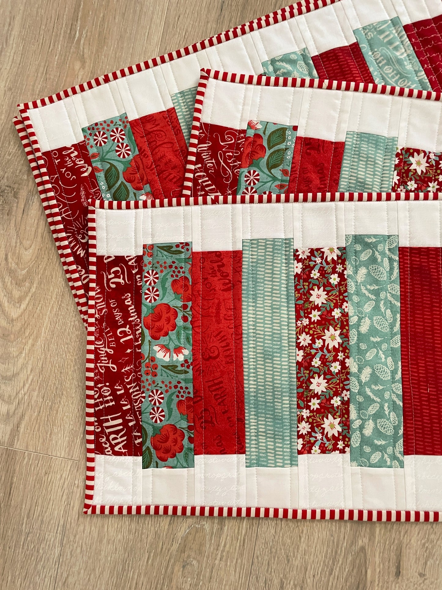 Quilted Christmas Placemats, Set of 4 Modern Kitchen Décor