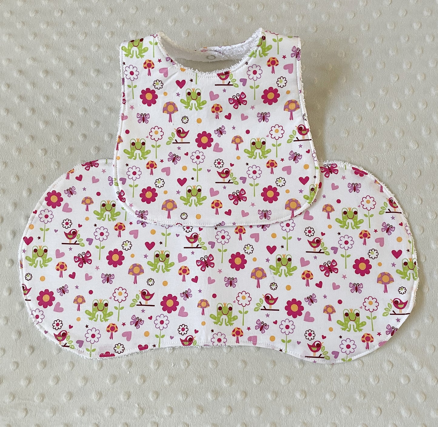 Sweet Baby Girl Shower Gift: Bib and Burp Cloth Set with Flowers and Animals