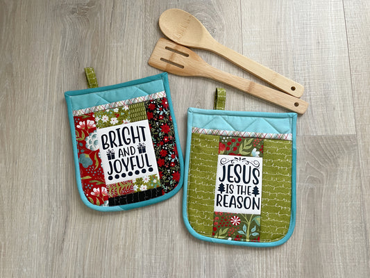 Quilted Christmas Potholder Set of 2: Holiday Kitchen Gift with Pocket