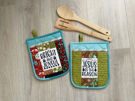 Quilted Christmas Potholder Set of 2: Holiday Kitchen Gift with Pocket