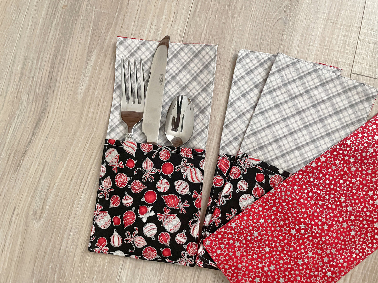 Quilted cutlery pocket with red ornament fabric and gray plaid top