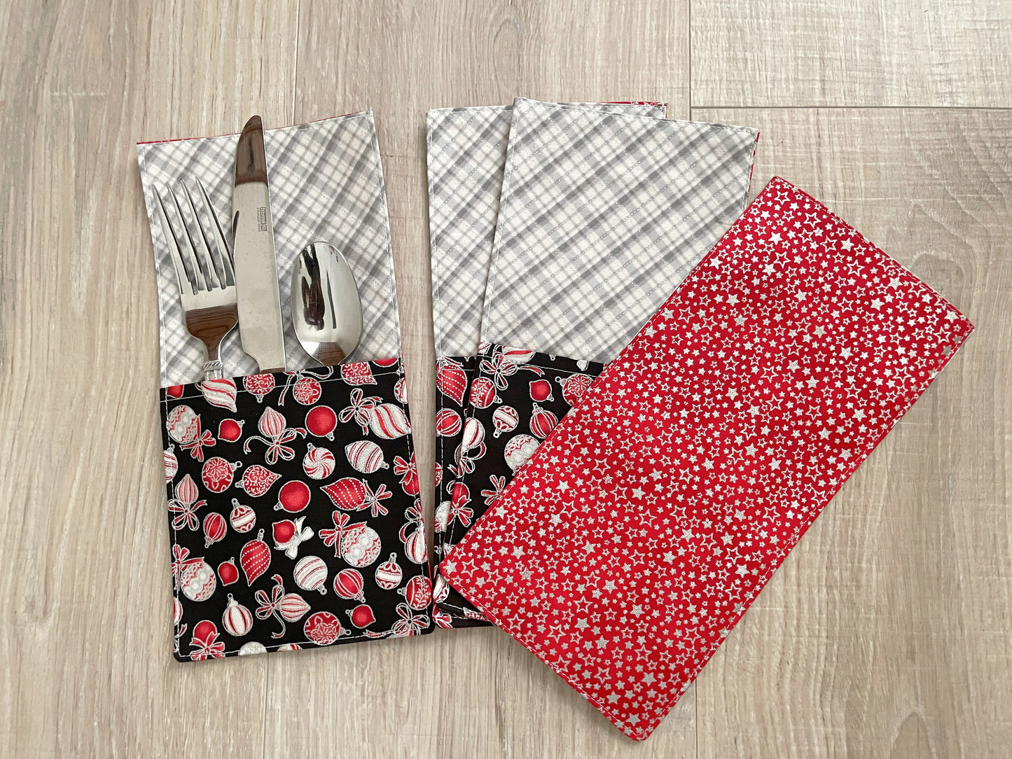 Quilted cutlery pocket with red ornament fabric and gray plaid top
