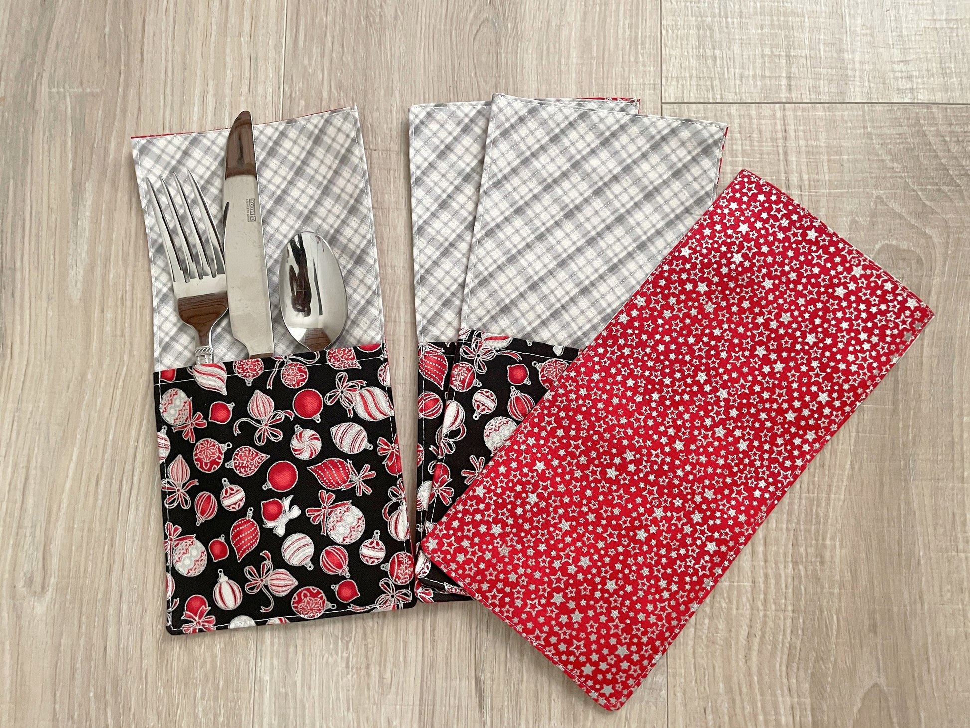 Quilted cutlery pocket with red ornament fabric and gray plaid top