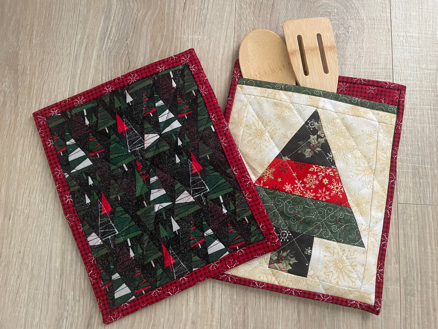 Set of 2 Quilted Potholders with Gift Pocket, Handmade Christmas Tree Hot Pads, Holiday Kitchen Gift