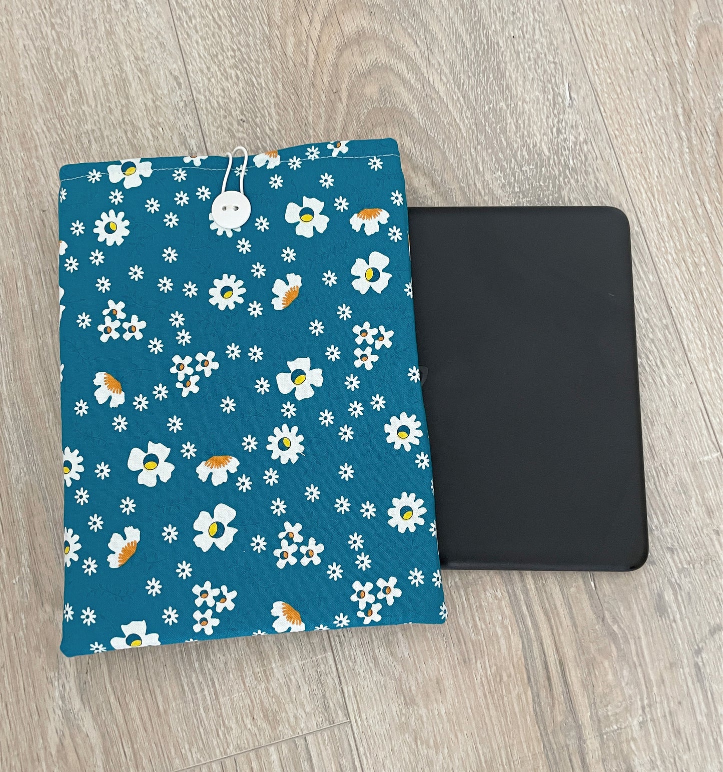 Retro Padded Kindle Sleeve - Floral Print Book Protector
